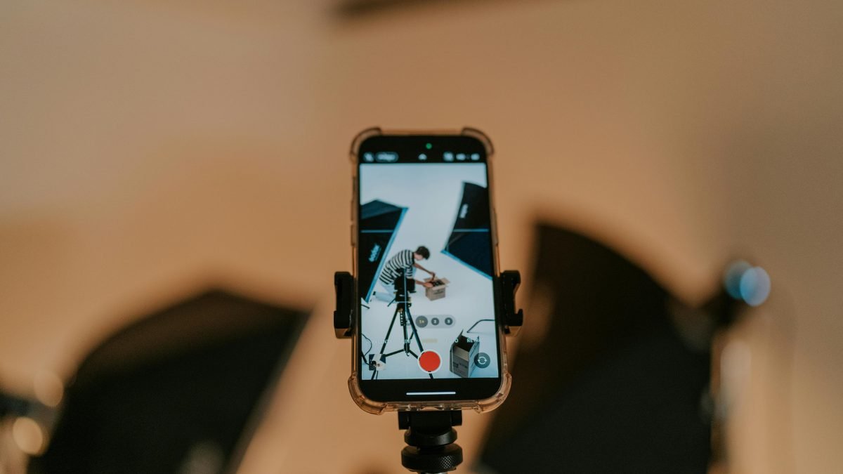 Celular em tripé gravando vídeo vertical em um estúdio